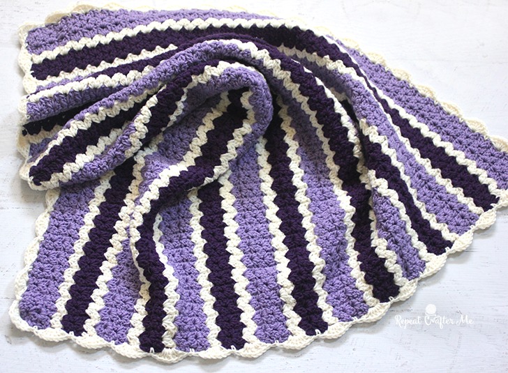 Read more about the article Crochet Cluster v-stitch Striped Blanket Pattern