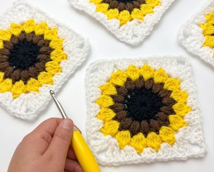 Read more about the article Sunflower Sunburst Granny Square Pattern