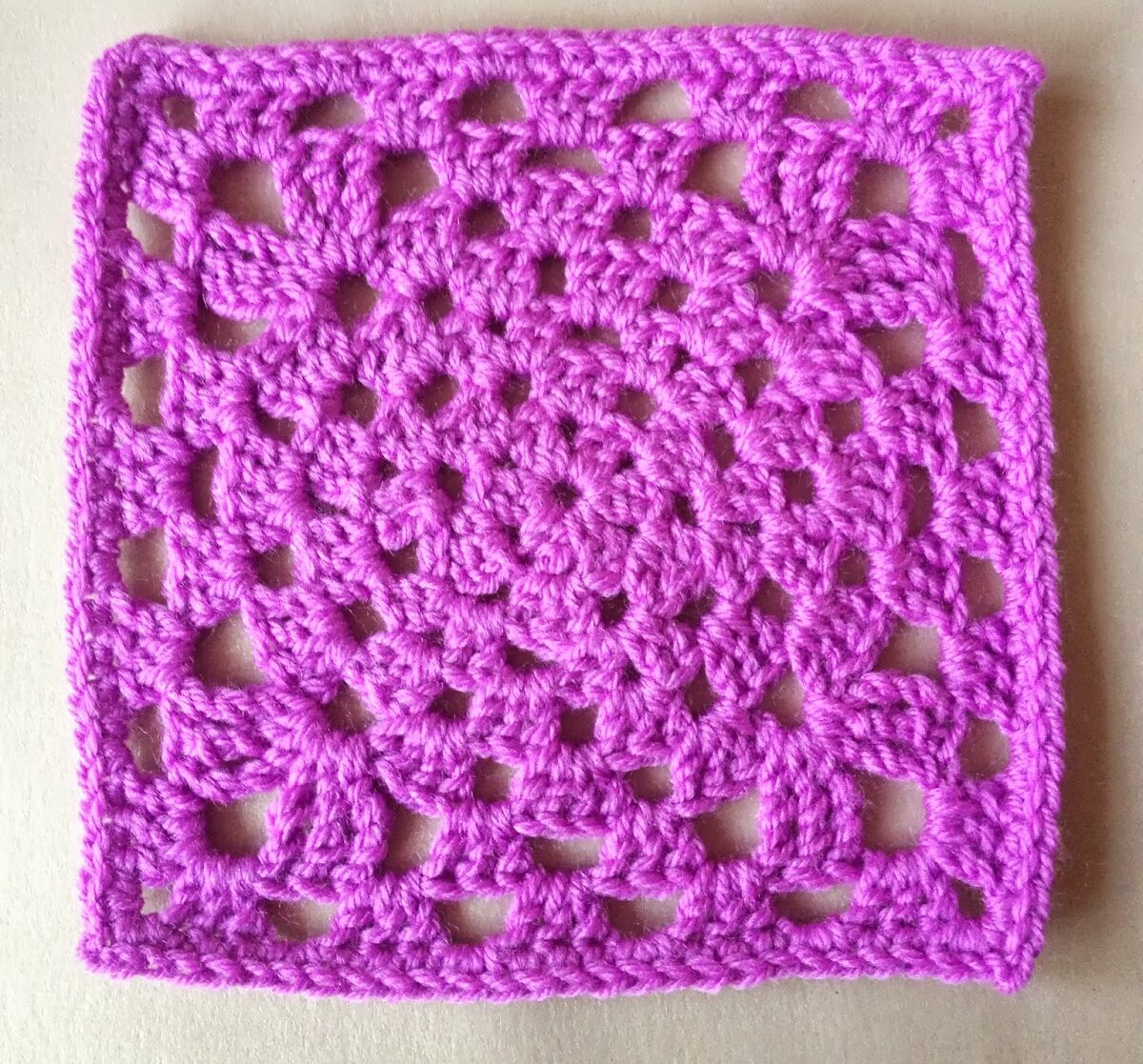 Read more about the article Grandma’s Square Pattern with Circle