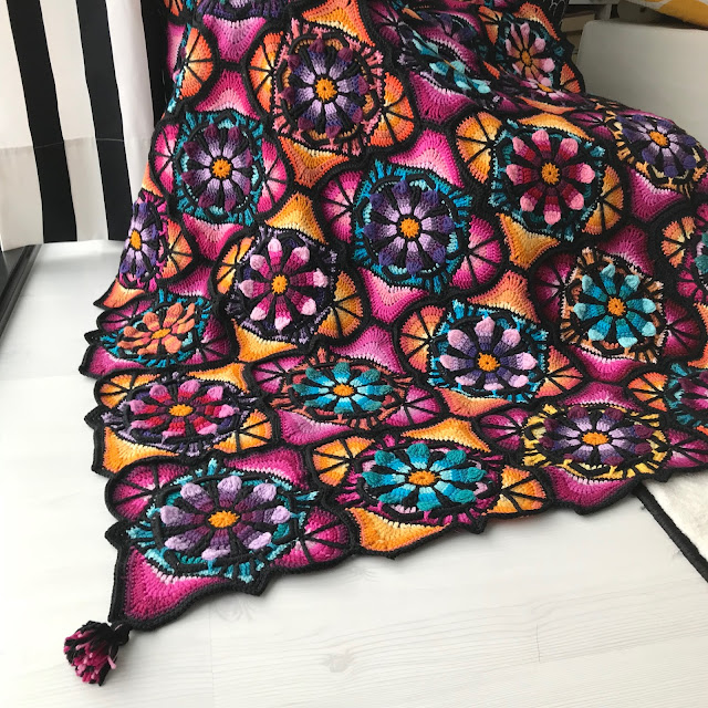 Read more about the article Stained Glass Flowers Blanket Pattern