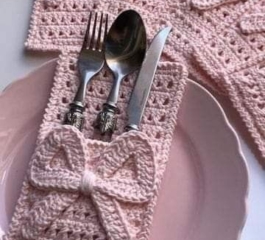 Cutlery Holder with Bow – Free Crochet Tutorial