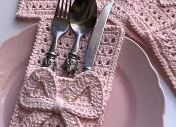 Cutlery Holder with Bow – Free Crochet Tutorial